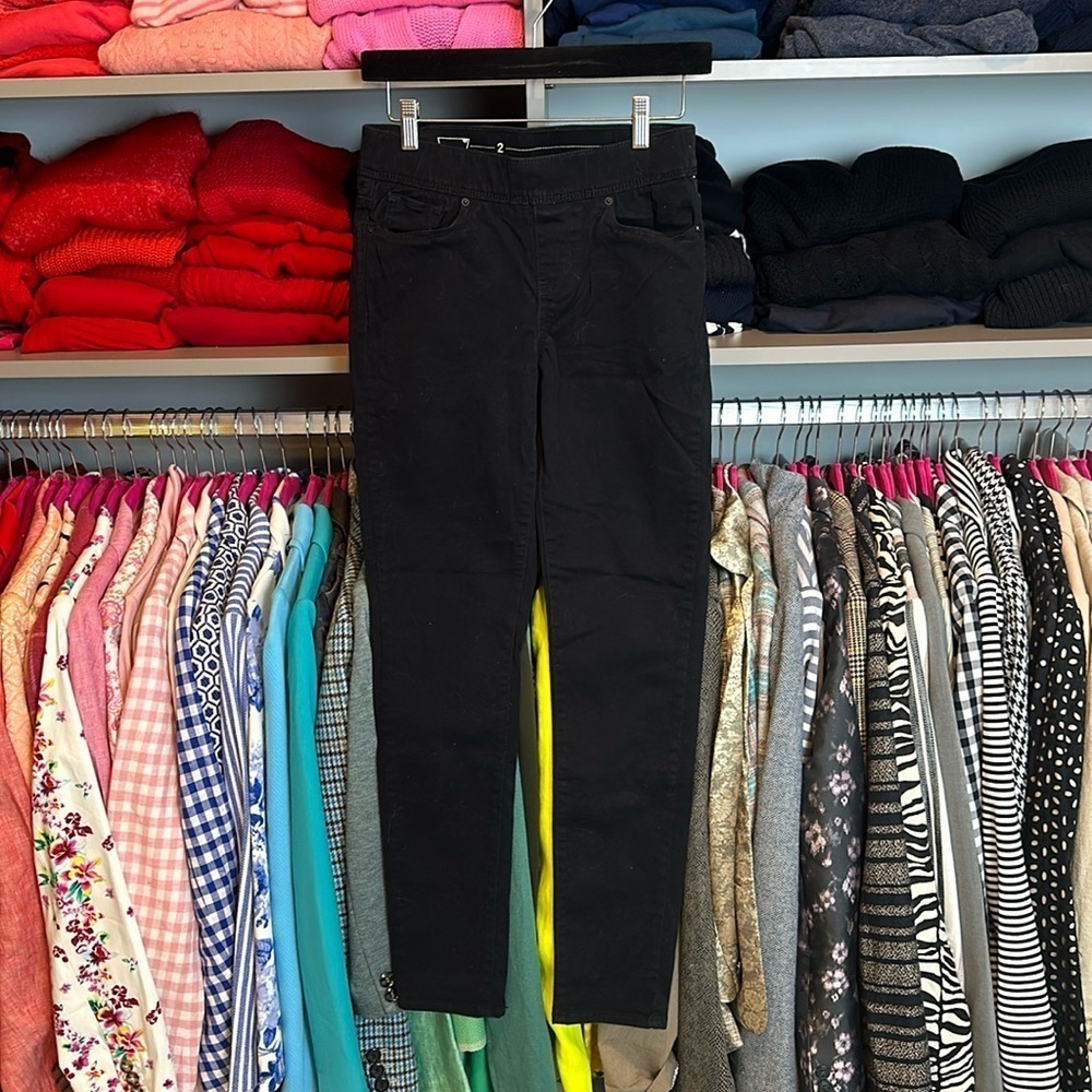 Levi’s black pull on slimming skinny jeans size 2